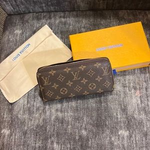 Louis Vuitton zippy wallet in great condition. Reposhed from @cutestuff10.